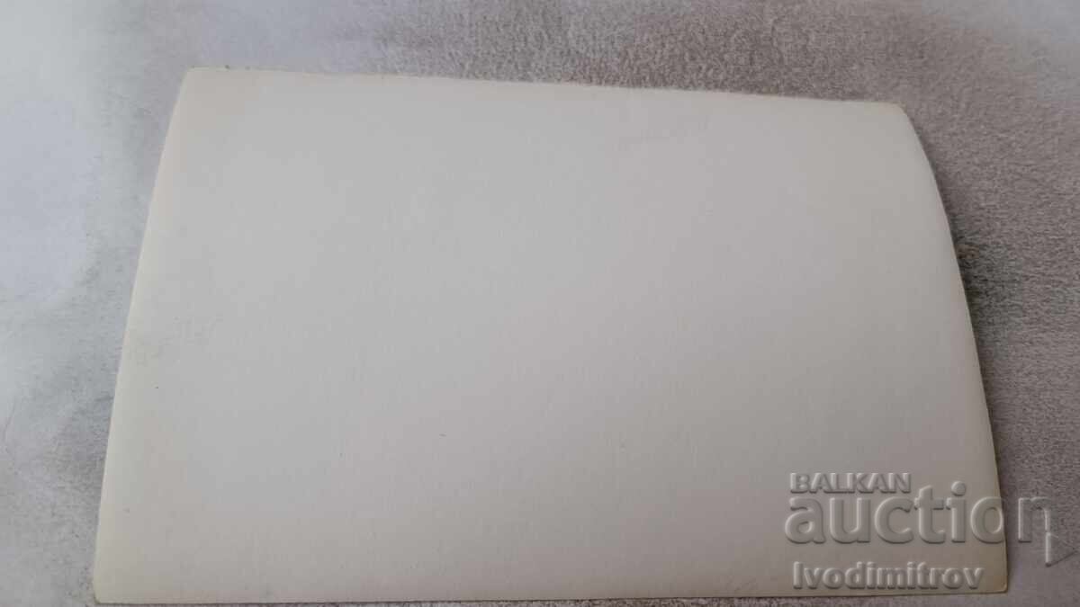 Δημοπρασία S-ka Μαθητές και δάσκαλοι στην αυλή του σχολείου Αγ. Κυρίλλου και Μεθοδίου