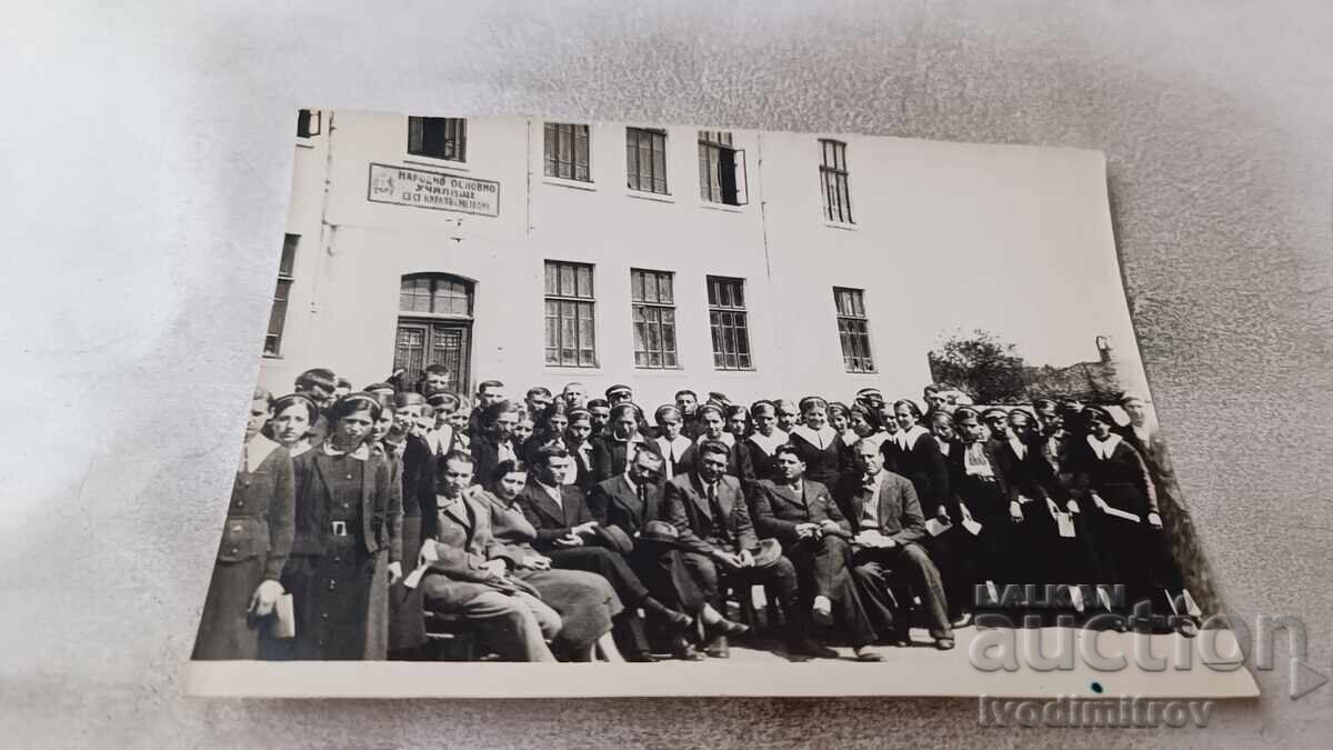 S-ka Μαθητές και δάσκαλοι στην αυλή του σχολείου Αγ. Κυρίλλου και Μεθοδίου