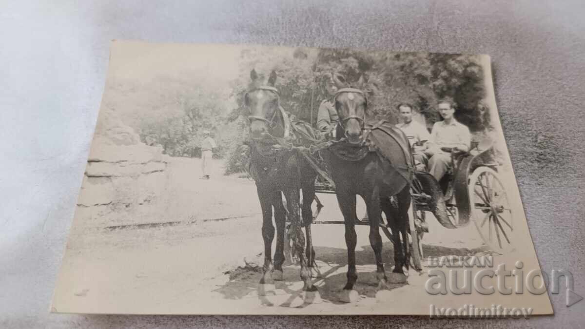 Φωτογραφία Δύο ανδρών με καρότσα Φωτογραφία Δύο ανδρών με καρότσα