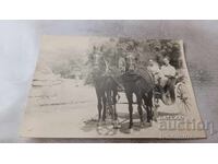 Φωτογραφία Δύο ανδρών με καρότσα