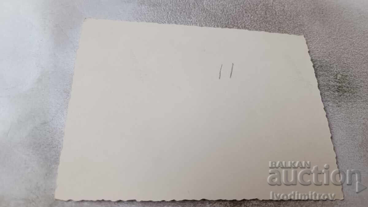 Fotografie Bărbat și femeie cu Mercedes retro cu nr. de înmatriculare Vr 259 cu preț 7.45 BGN | € 3.81