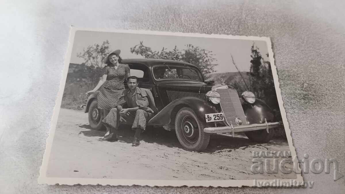 Fotografie Bărbat și femeie cu Mercedes retro cu nr. de înmatriculare Vr 259