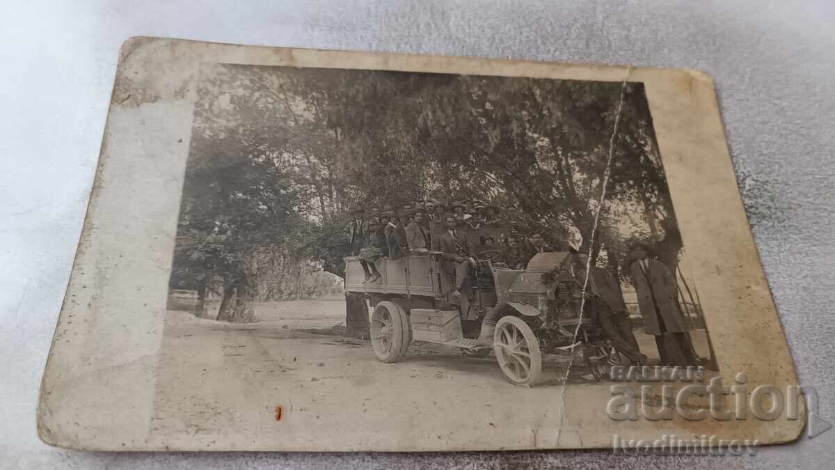 Снимка Мъже с ретро товарен автомобил