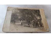 Снимка Мъже с ретро товарен автомобил