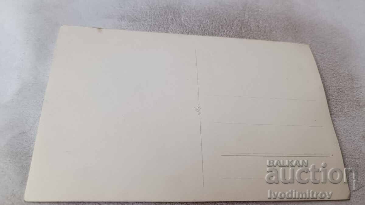 Fotografie cu un bărbat lângă o stupină în curte cu preț 1.85 BGN | € 0.95 Fotografie cu un bărbat lângă o stupină în curte cu preț 1.85 BGN | € 0.95