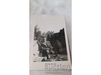 Fotografie cu un bărbat lângă o stupină în curte