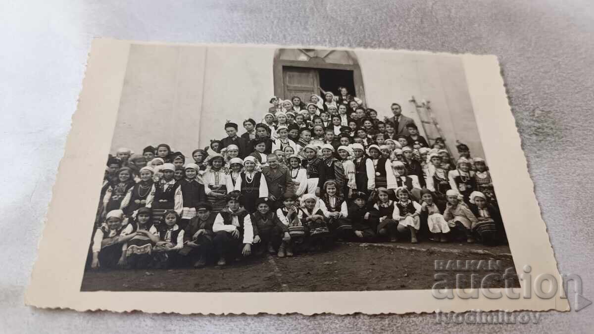 Снимка Ученици със своя учител