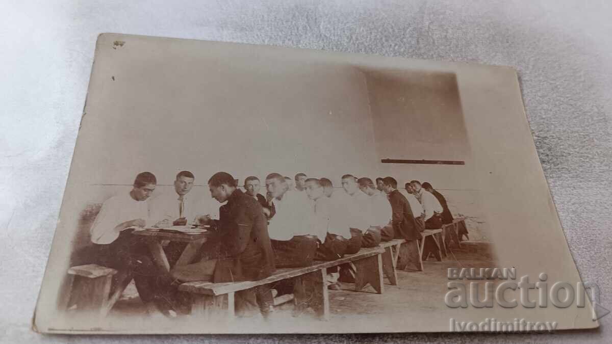 Φωτογραφία Νέων που γευματίζουν σε ορφανοτροφείο Φωτογραφία Νέων που γευματίζουν σε ορφανοτροφείο