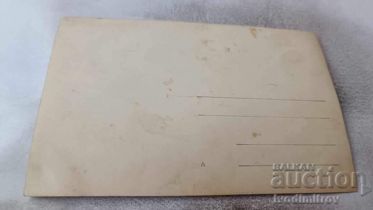 Φωτογραφία Δύο νεαρών κοριτσιών με μαύρο άλογο με τιμή 2.35 BGN | € 1.20