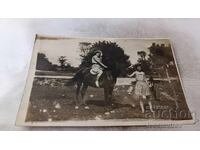 Φωτογραφία Δύο νεαρών κοριτσιών με μαύρο άλογο