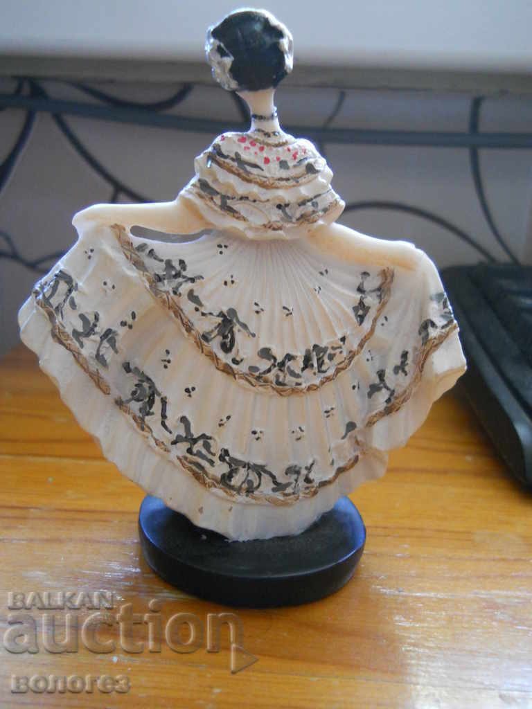 Δημοπρασία Σταυρωτή γυναικεία φιγούρα με εθνική φορεσιά - Παναμάς