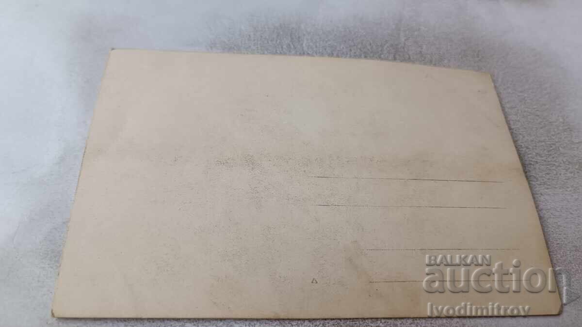 Φωτογραφία Νέων και κοριτσιών γύρω από τη βρύση με τιμή 2.35 BGN | € 1.20 Φωτογραφία Νέων και κοριτσιών γύρω από τη βρύση με τιμή 2.35 BGN | € 1.20