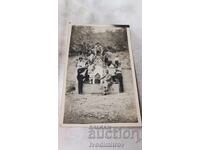 Снимка Младежи и девойки около чешмата