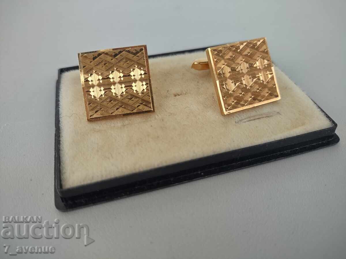 Butoni, eleganți, stilati, 23.11.25 cu preț 199.00 BGN | € 101.75