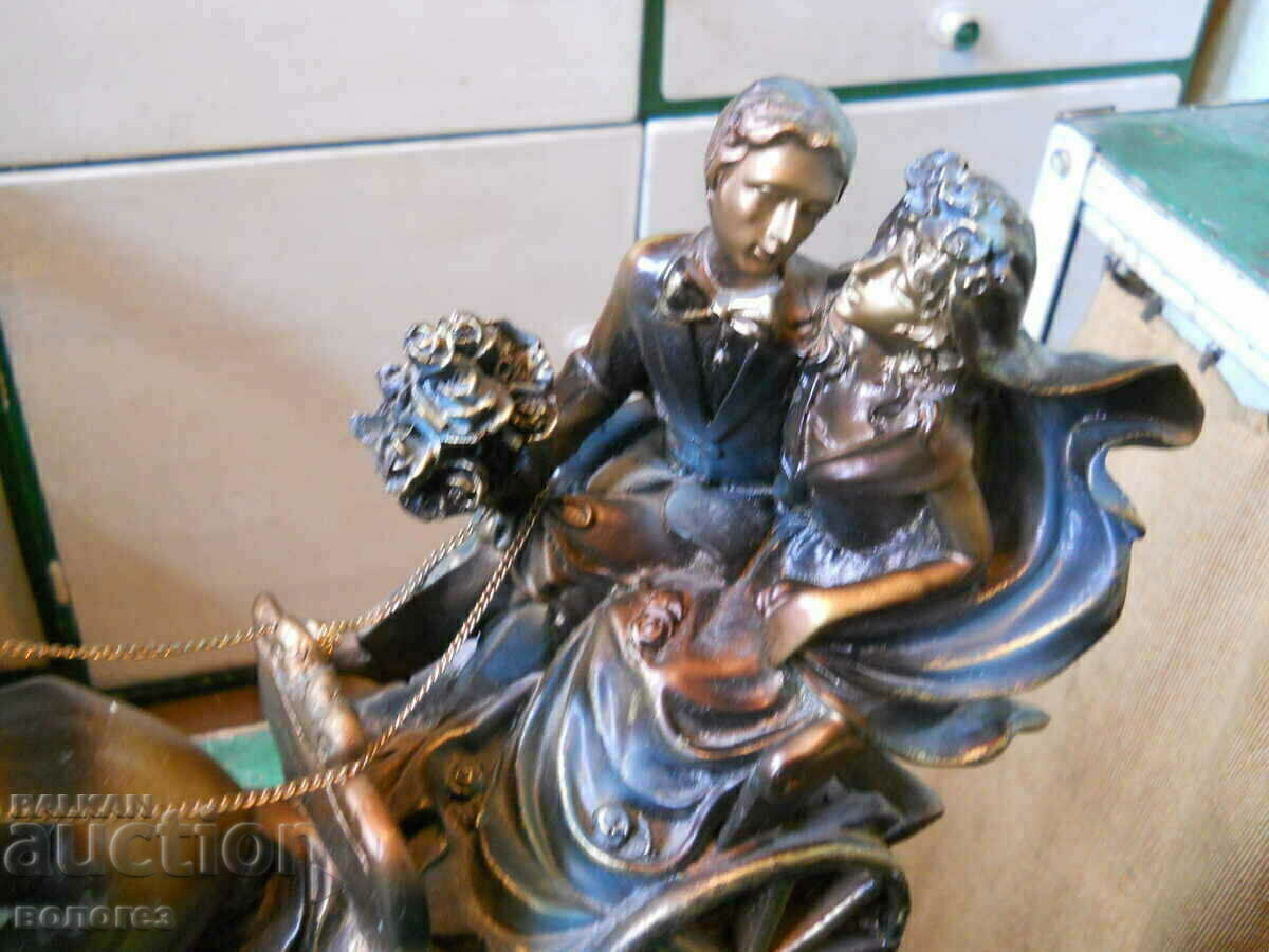 Auction  Large statuette - chariot with newlyweds