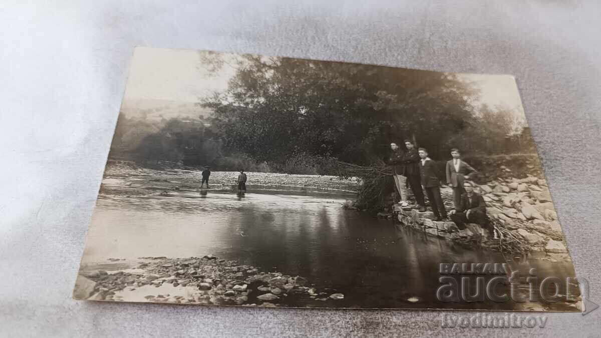 Φωτογραφία Νέων δίπλα στο ποτάμι