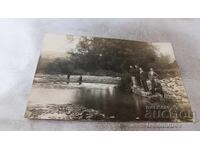 Φωτογραφία Νέων δίπλα στο ποτάμι