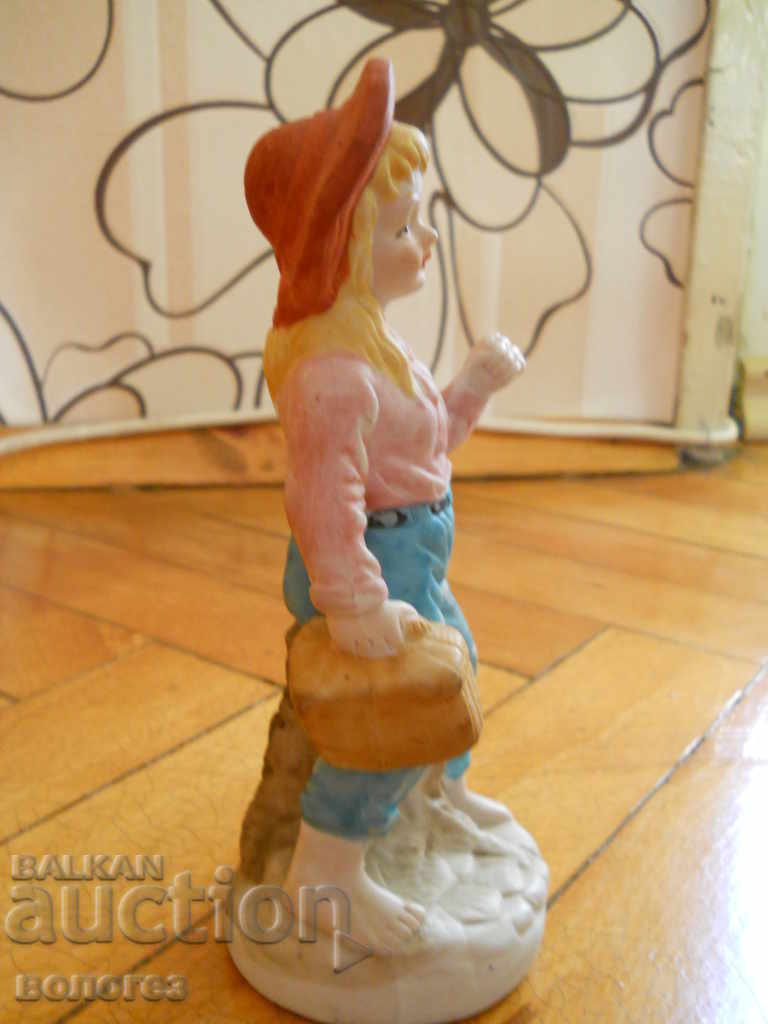 Fata cu Coș - Porțelan Biscuit cu preț € 7.70 | 15.06 BGN