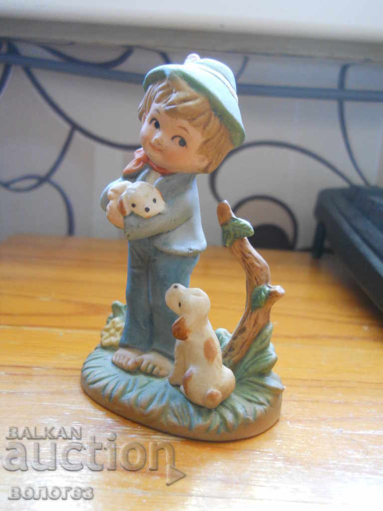 Băiat cu doi câini mici - porțelan biscuit cu preț 18.00 BGN | € 9.20 Băiat cu doi câini mici - porțelan biscuit cu preț 18.00 BGN | € 9.20