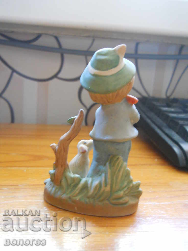 Licitație Băiat cu doi câini mici - porțelan biscuit Licitație Băiat cu doi câini mici - porțelan biscuit