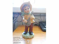 Statuetă din porțelan biscuit