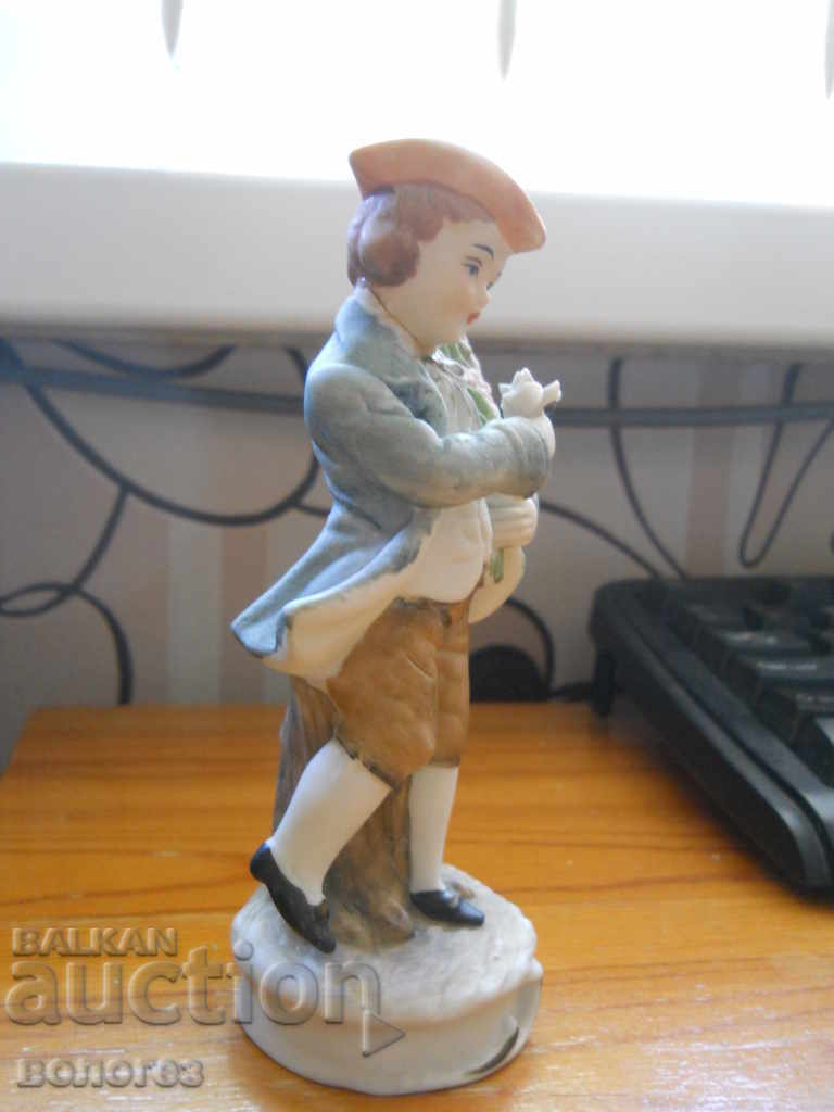 Момче с цветя - бисквитен порцелан с цена € 12.80 | 25.03 лв.