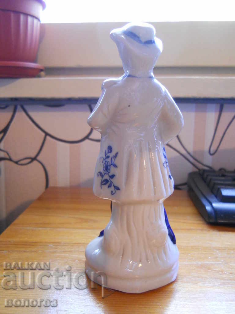 Auction Porcelain figurine Auction Porcelain figurine