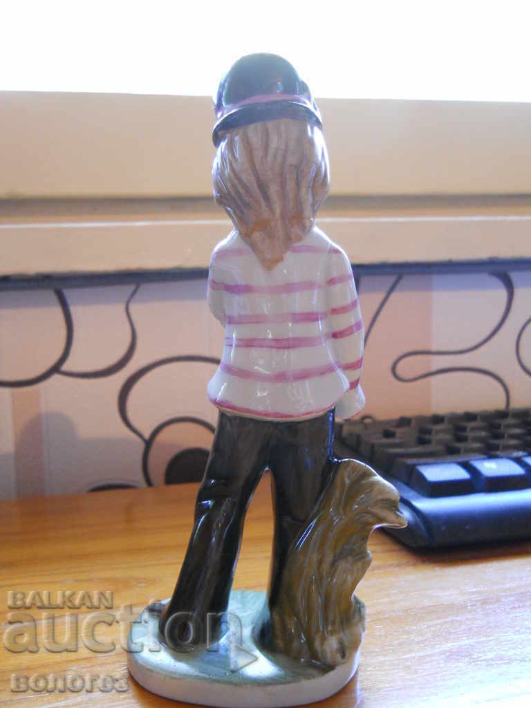 Auction porcelain figurine Auction porcelain figurine