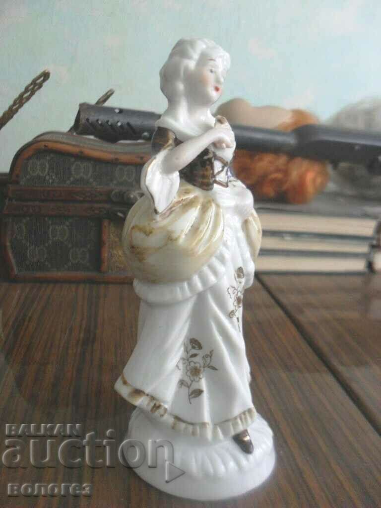 Auction  Porcelain figurine