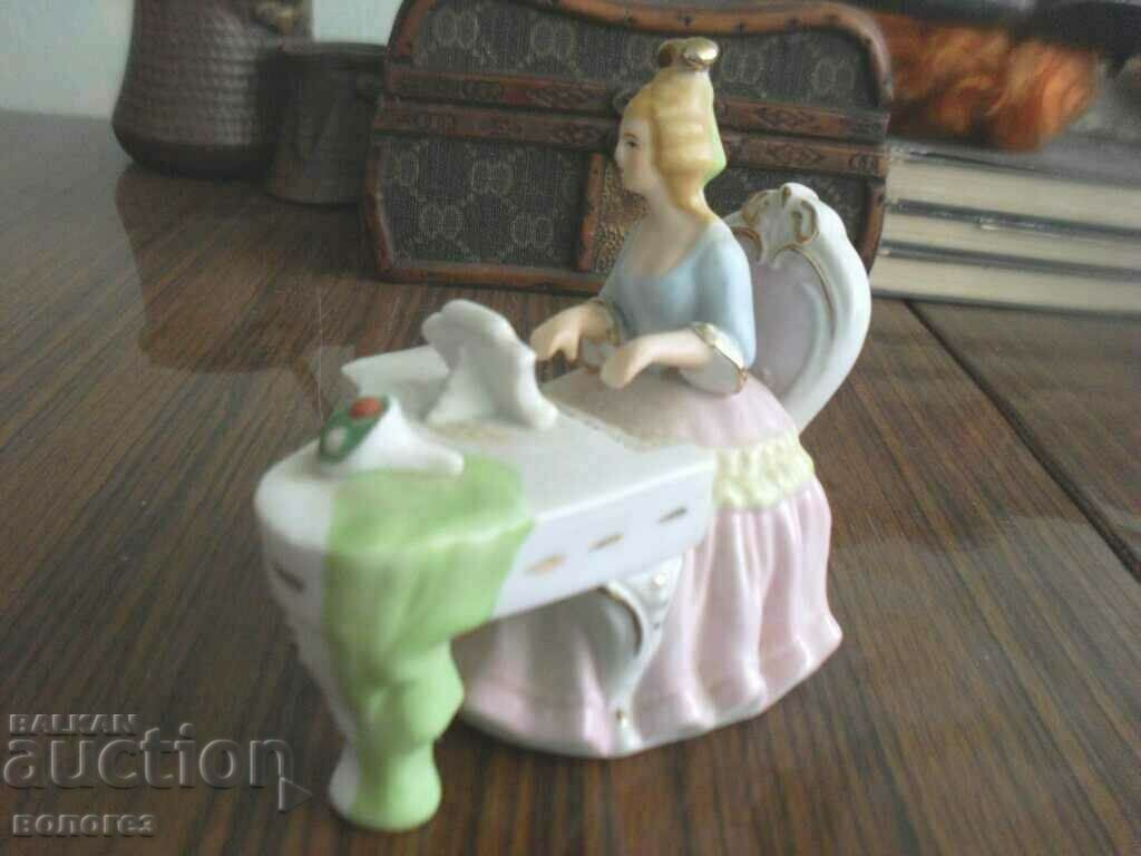 Statuetă din porțelan - pianistă cu preț 35.00 BGN | € 17.90