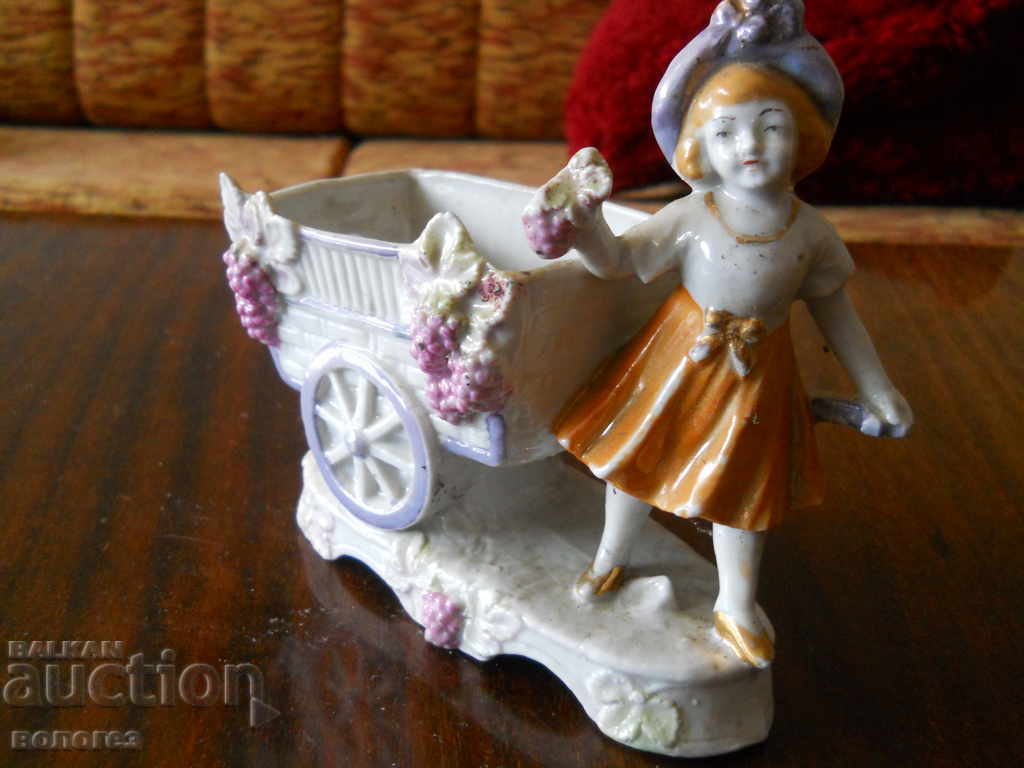Porcelain figurine - grape picker with price 40.00 BGN | € 20.45 Porcelain figurine - grape picker with price 40.00 BGN | € 20.45