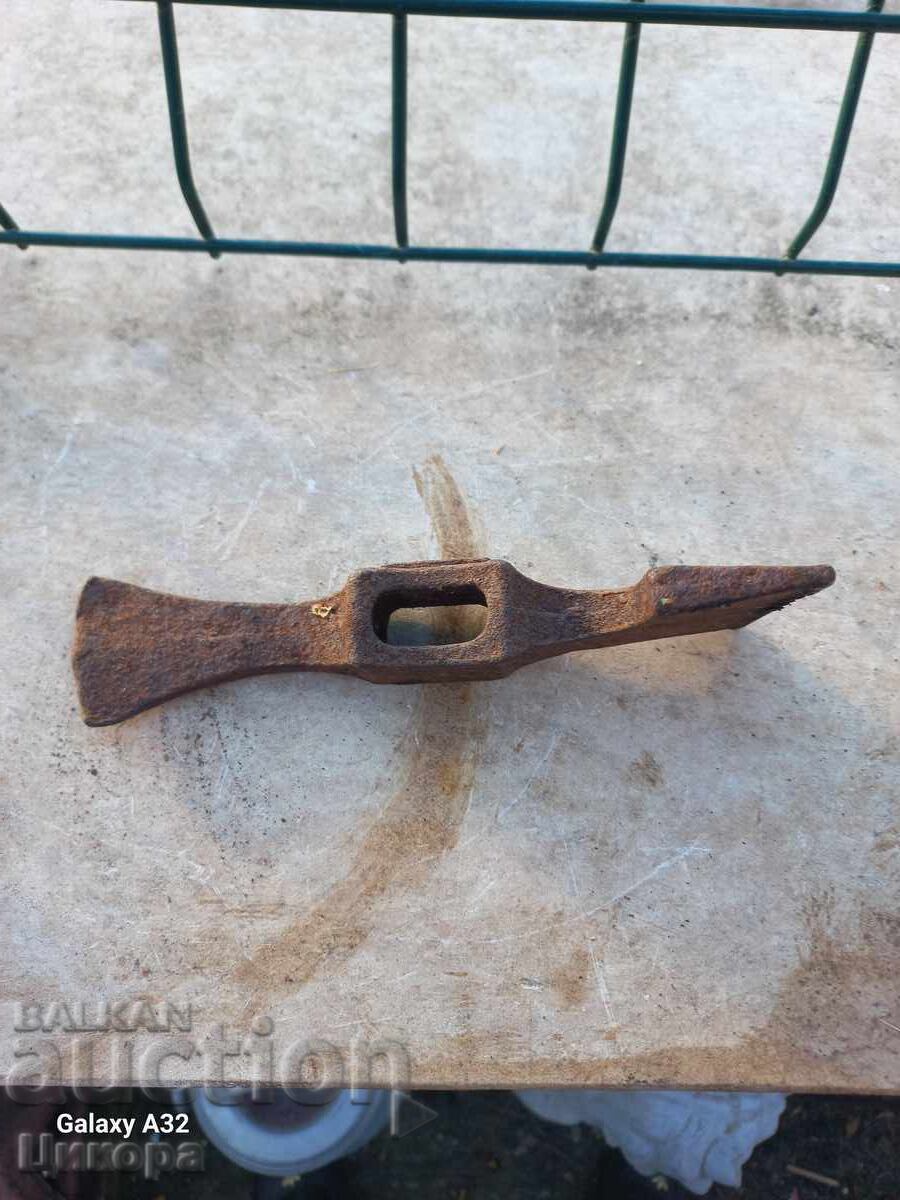 BĂTRÂN KIRKO AX cu preț 40.00 BGN | € 20.45