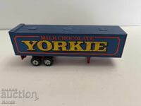 Ένα μεταλλικό καρότσι