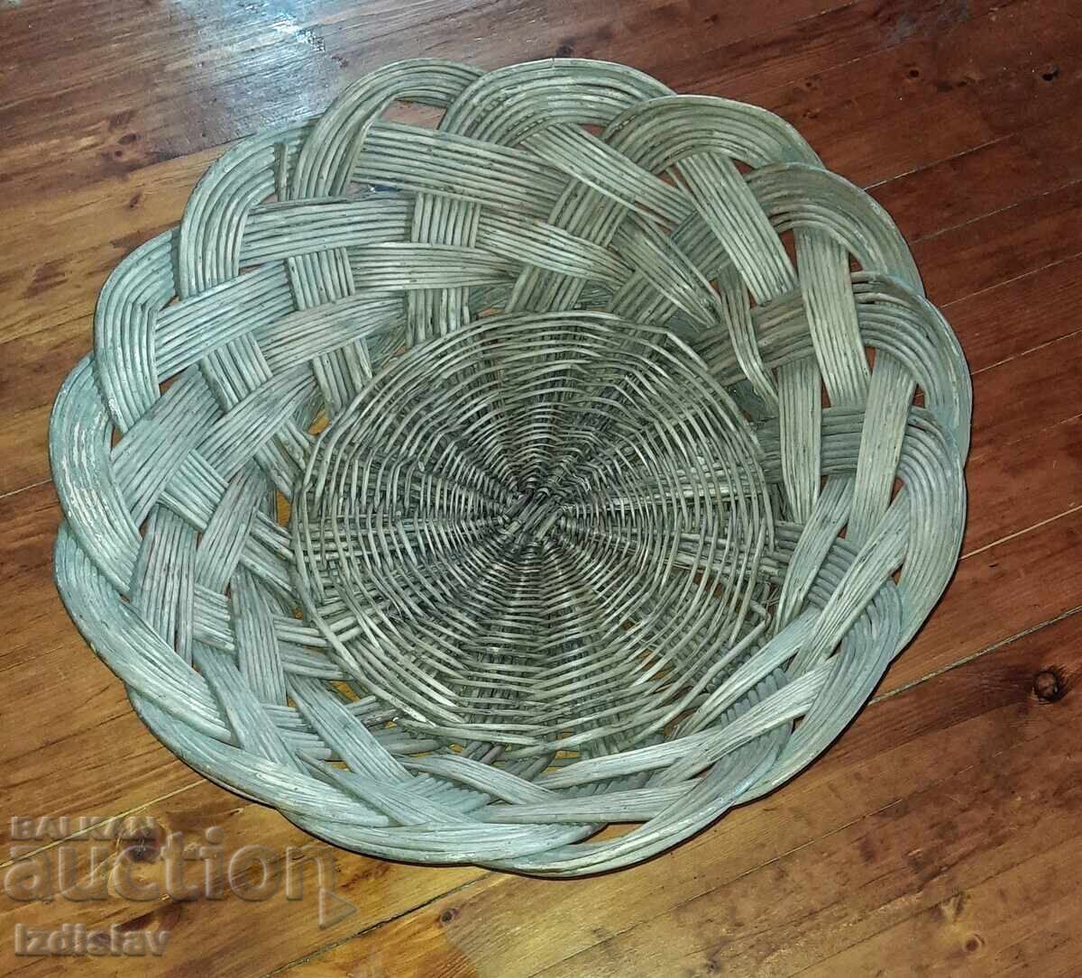 Голям стар плетен кош с цена € 31.00 | 60.63 лв.