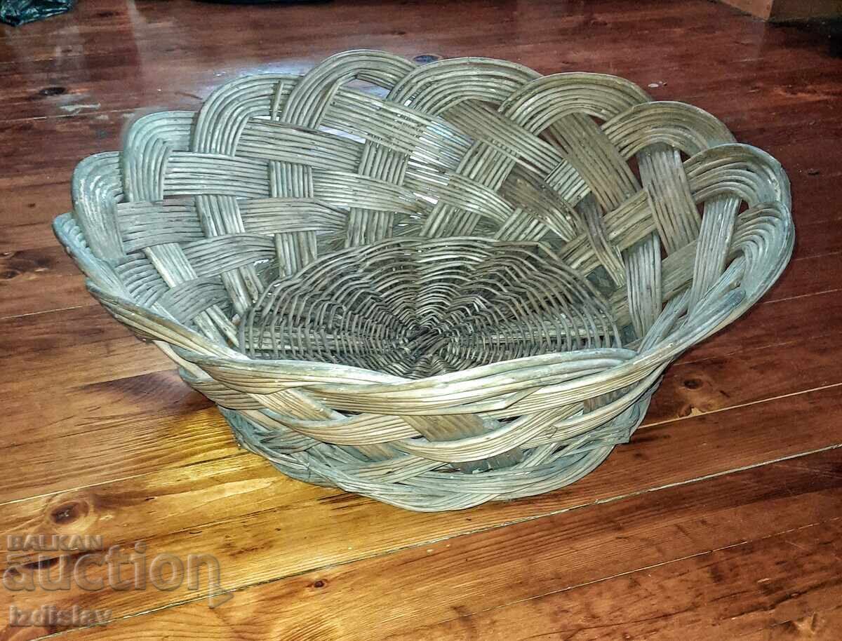 Голям стар плетен кош