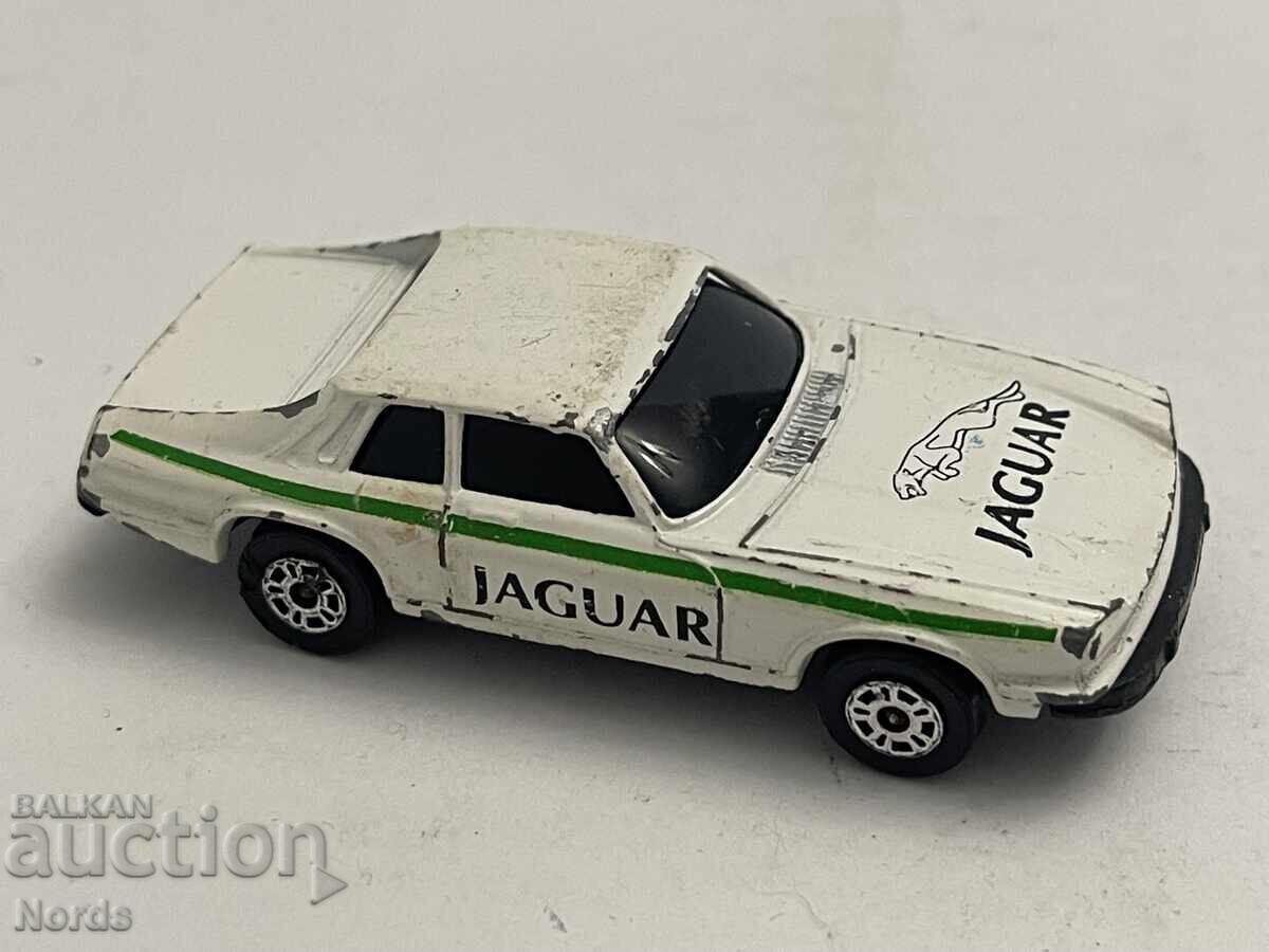 Ένα μεταλλικό καρότσι Ένα μεταλλικό καρότσι