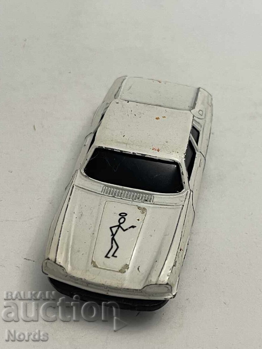 Ένα μεταλλικό καρότσι