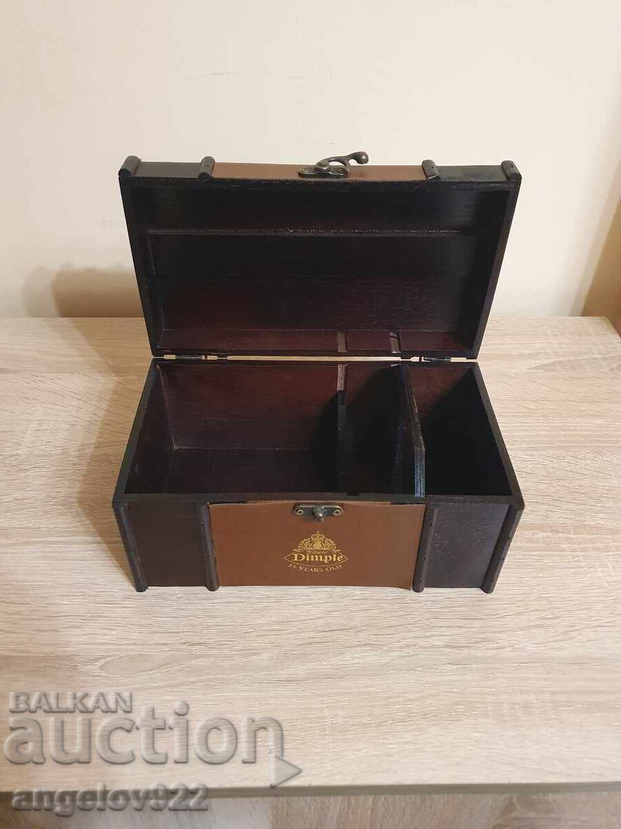 Auction  Beautiful wooden Dimple whiskey box