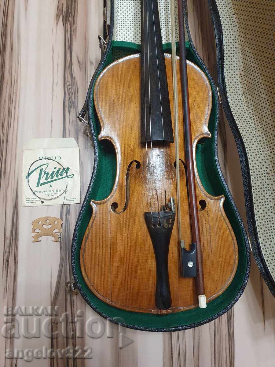 Παλιό βιολί σε όμορφη δερμάτινη θήκη!!! με τιμή 3.00 BGN | € 1.53 Παλιό βιολί σε όμορφη δερμάτινη θήκη!!! με τιμή 3.00 BGN | € 1.53