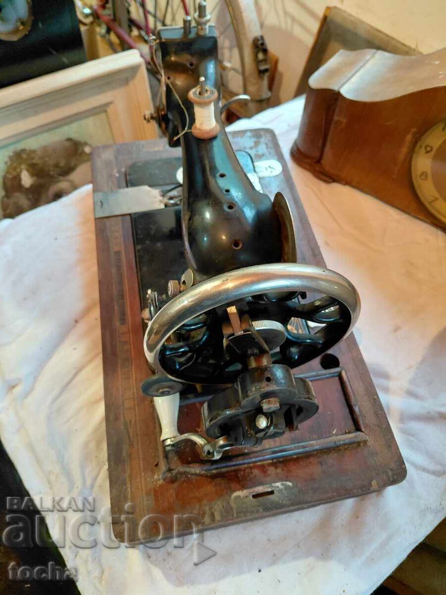 Δημοπρασία Μεταχειρισμένη ραπτομηχανή με κουτί. BZC