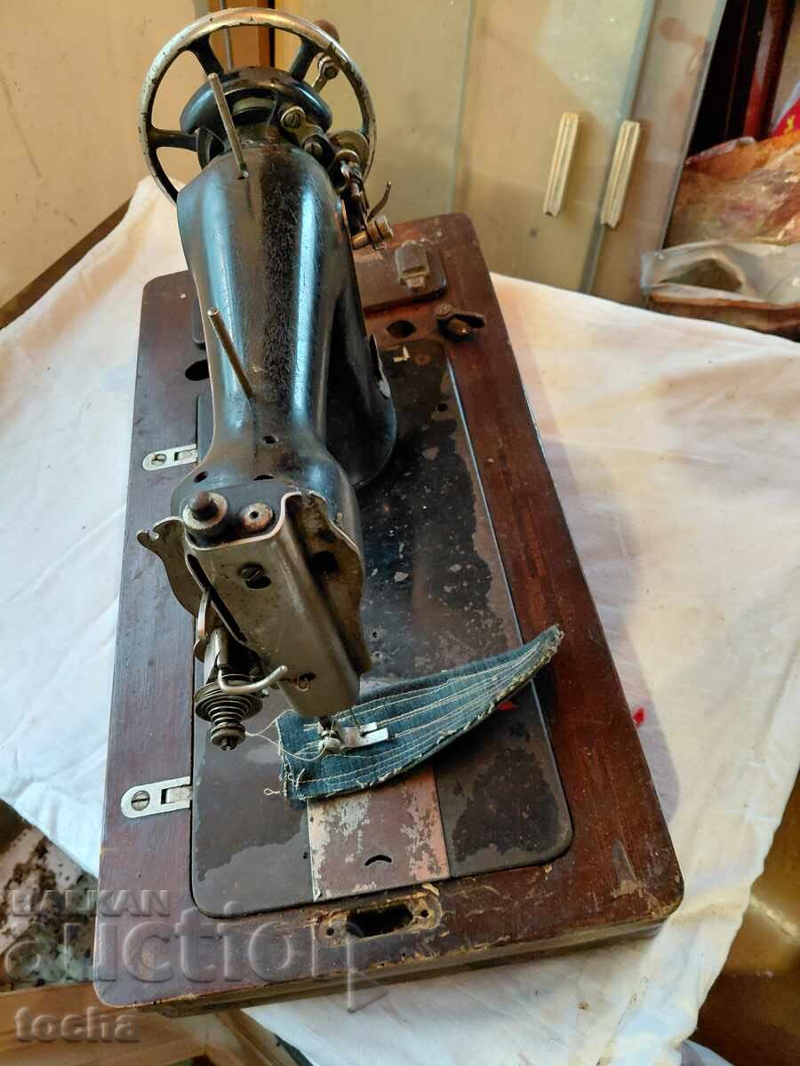 Mașină de cusut veche Excella . BZC cu preț 12.90 BGN | € 6.60 Mașină de cusut veche Excella . BZC cu preț 12.90 BGN | € 6.60