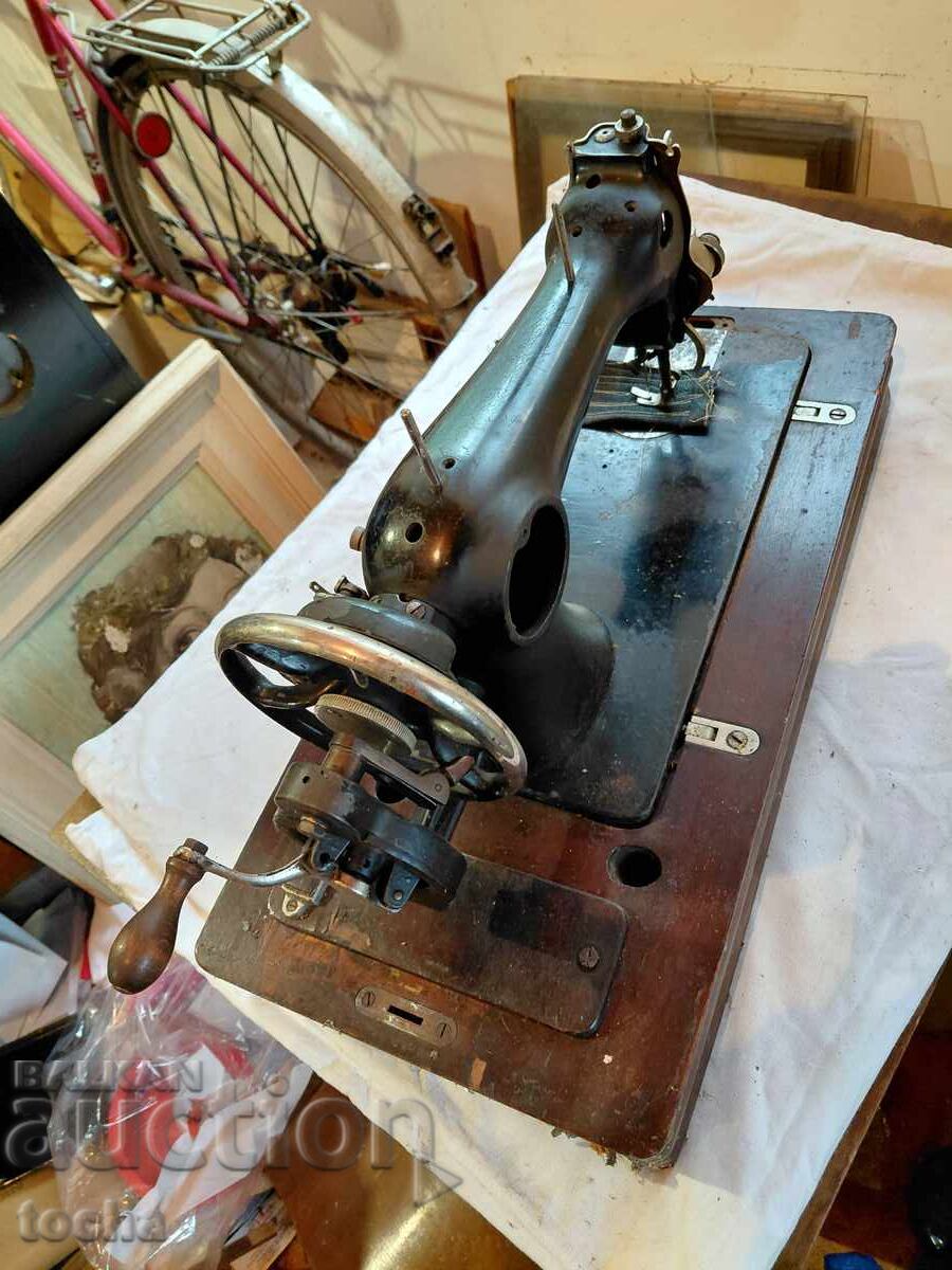 Licitație Mașină de cusut veche Excella . BZC Licitație Mașină de cusut veche Excella . BZC