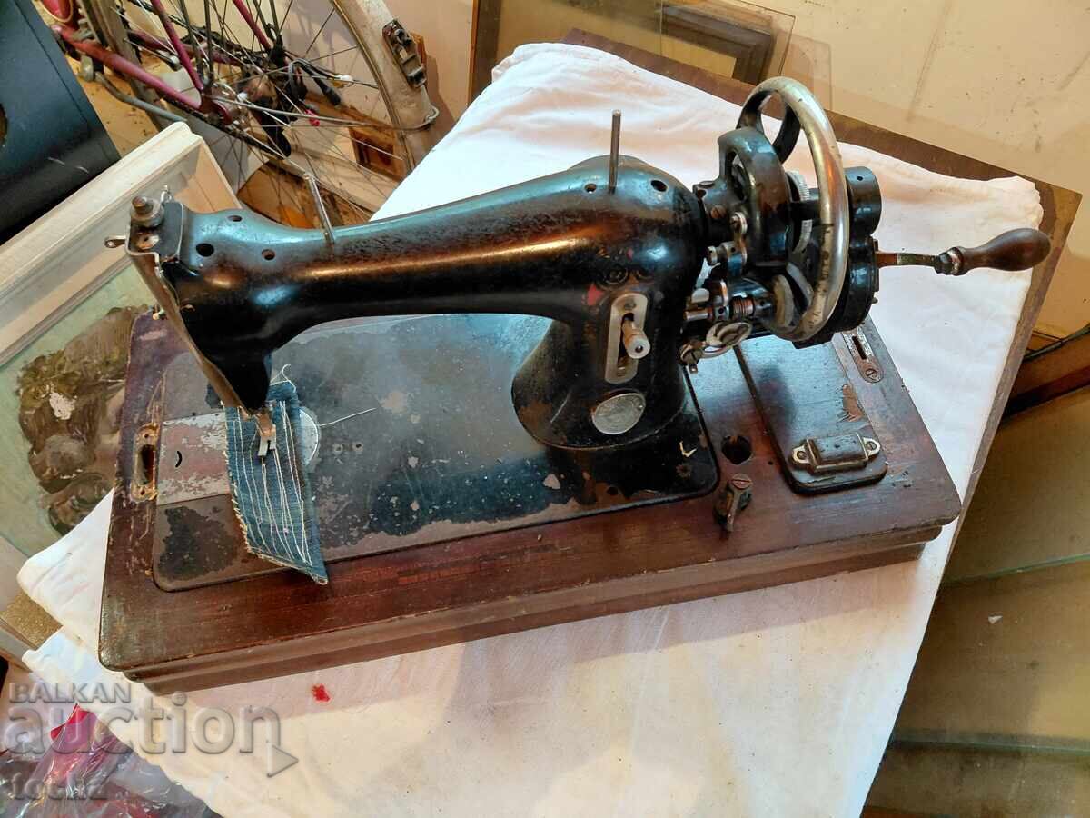 Mașină de cusut veche Excella . BZC Mașină de cusut veche Excella . BZC