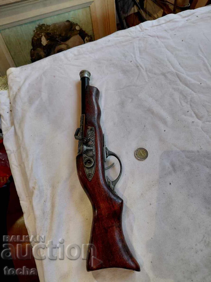 Jucărie pistol veche, decorațiune. BZC cu preț 1.73 BGN | € 0.88 Jucărie pistol veche, decorațiune. BZC cu preț 1.73 BGN | € 0.88