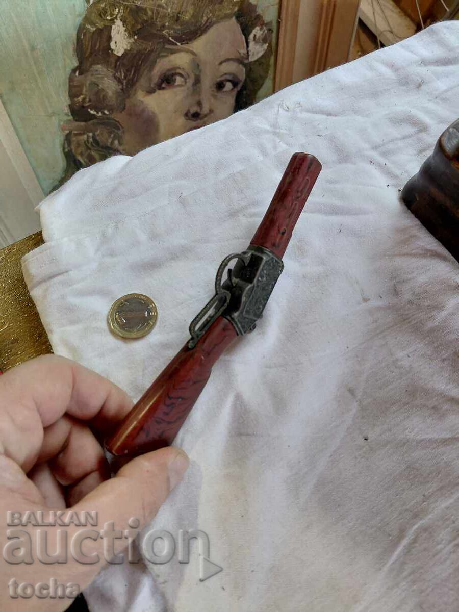 Παράδοση Πιστόλι, αναπτήρας, διακόσμηση. BZC Παράδοση Πιστόλι, αναπτήρας, διακόσμηση. BZC