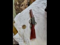 Πιστόλι, αναπτήρας, διακόσμηση. BZC