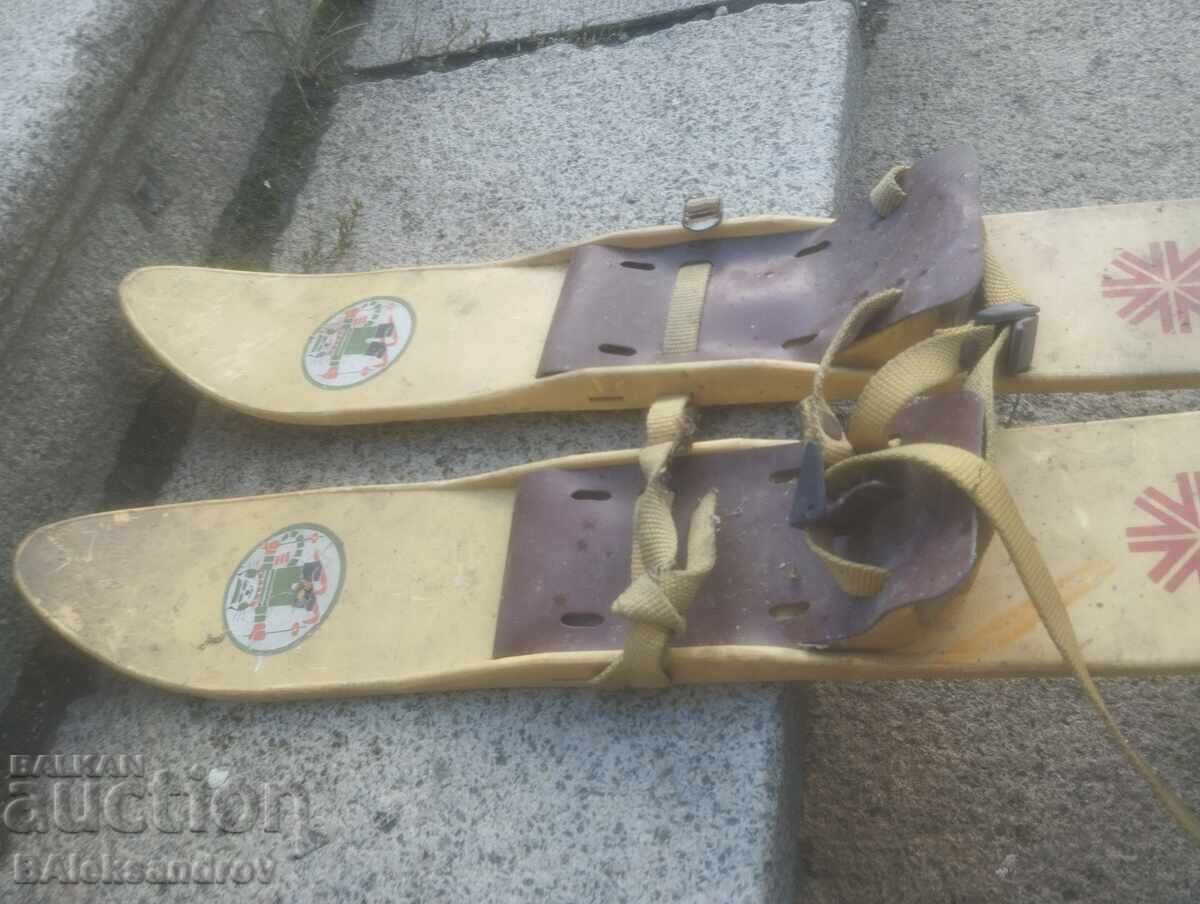 Delivery of Old children's skis