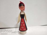 Figurină veche din lemn, motive etno, costum popular