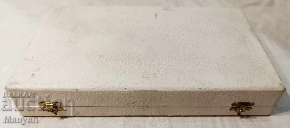 Παράδοση Κοσμηματοθήκη με μετάλλια Αυστρο-Ουγγαρίας, Γερμανίας - ΠΣΒ Παράδοση Κοσμηματοθήκη με μετάλλια Αυστρο-Ουγγαρίας, Γερμανίας - ΠΣΒ