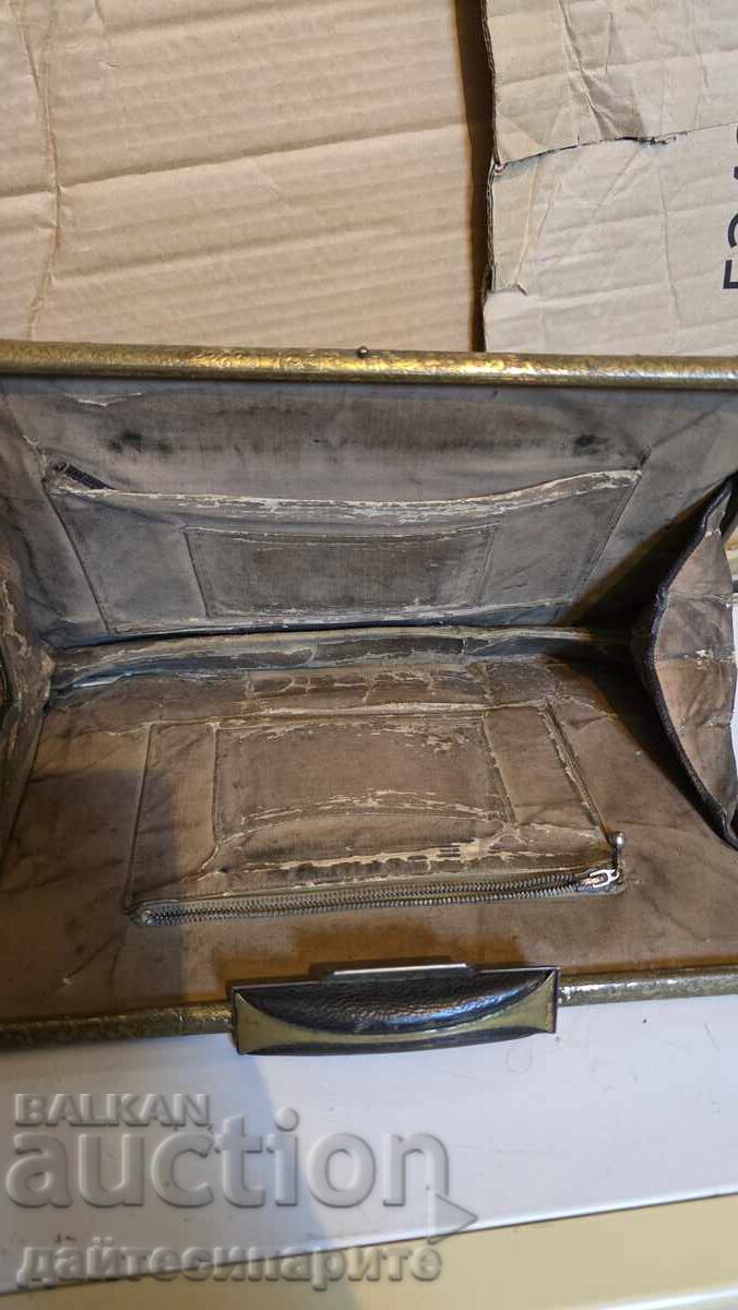 Delivery of Old leather bag